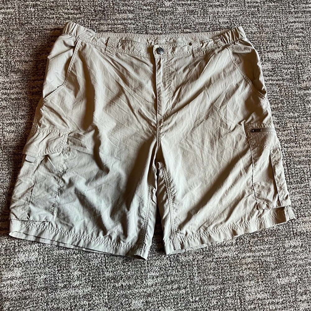 Columbia Omni-Shade men’s khaki shorts size 38, cargo, synthetic